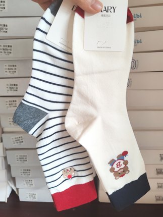 百纳谜底日记秋冬新款加长袜筒袜无骨袜头蝴蝶结卫衣熊刺绣女棉袜