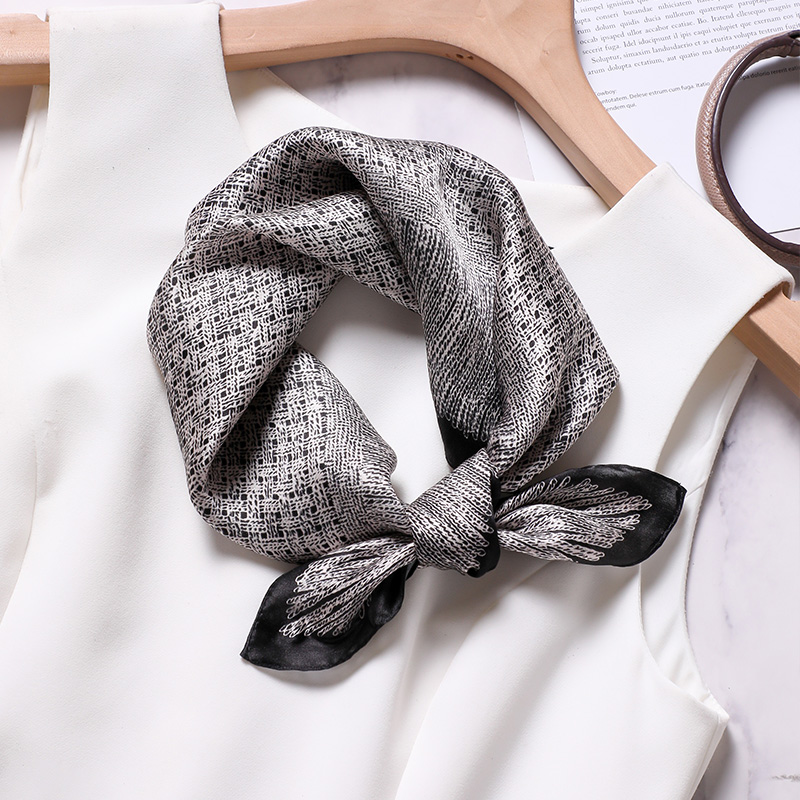 小香灰色真丝小方巾丝巾秋冬高级感2025款时尚洋气桑蚕丝系脖围巾