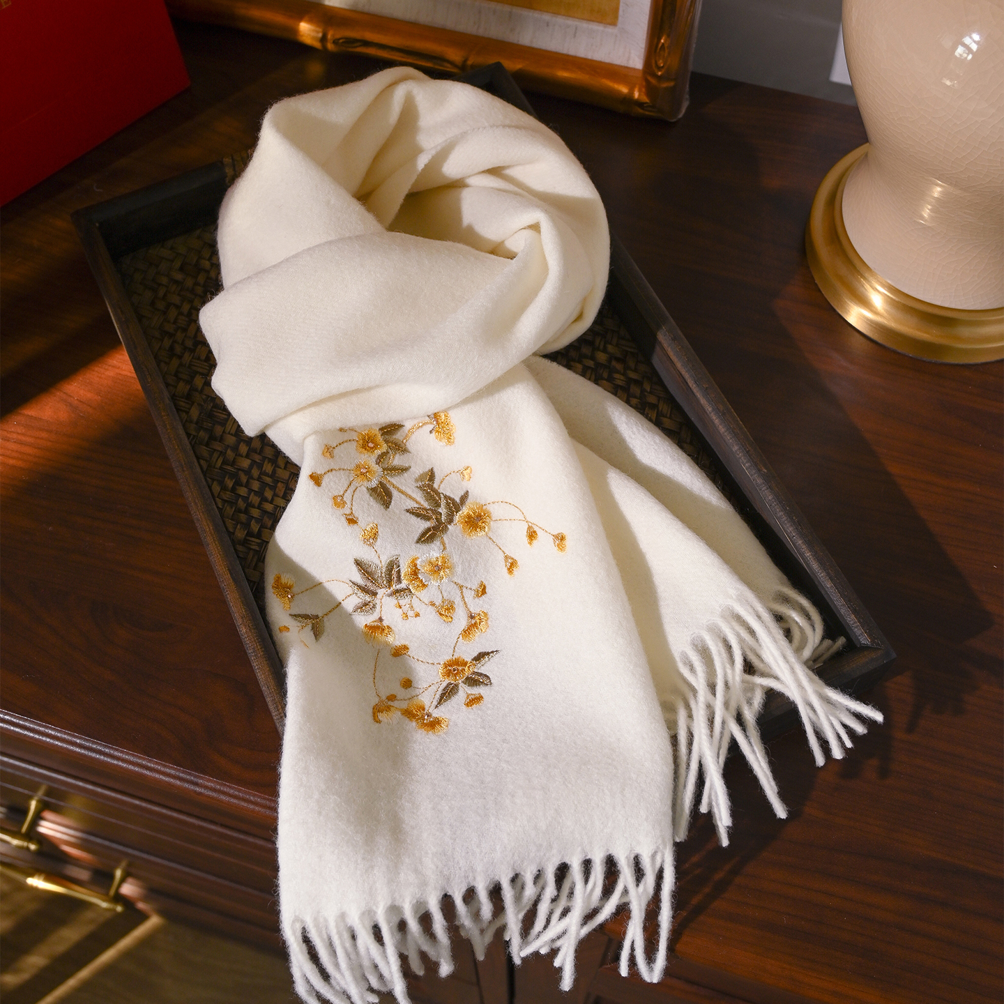 白色羊毛围巾送妈妈生日礼物高级感披肩外搭女冬季羊绒感护颈围脖