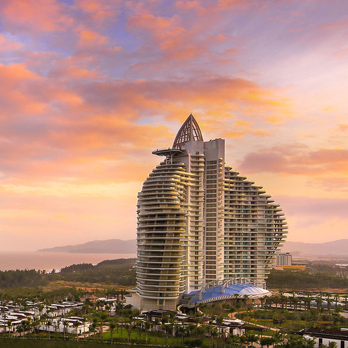 尊享65+亲子互动体验，涵盖非遗扎染、动物园观赏及创意DIY活动 45+免费成人活动丰富多元，含观景、运动及演艺，满足多年龄段休闲需求 入住即享4晚海棠园景房套餐，含200元SPA代金券及每日2大2小早餐 匠选旅拍服务赠5张电子原片，专业记录度假美好瞬间