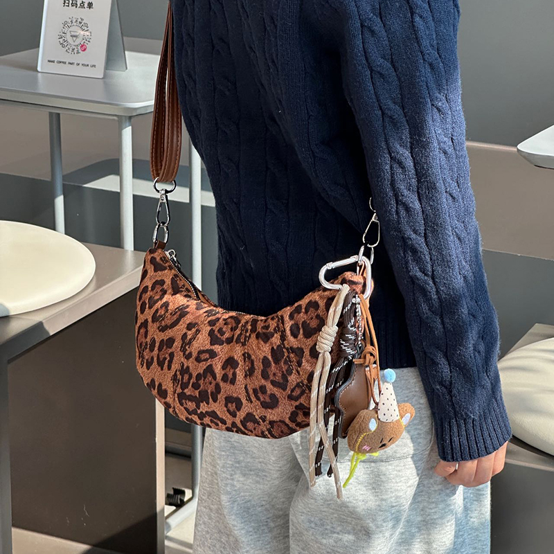 2025秋冬新款美拉德毛绒牛角包