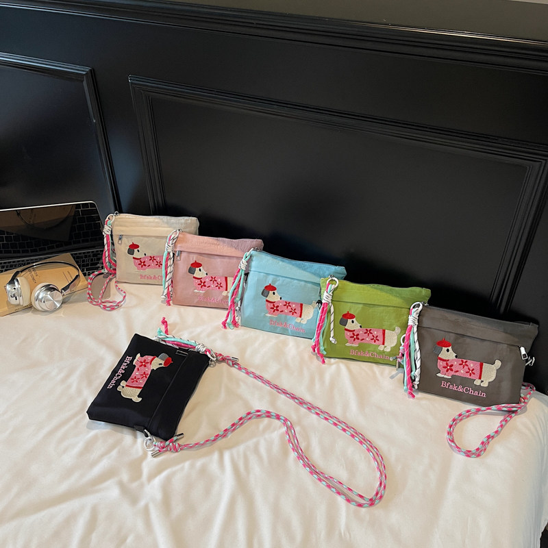 可爱刺绣小狗布包儿童卡通斜挎包包2025新款超火男女童轻便出游包