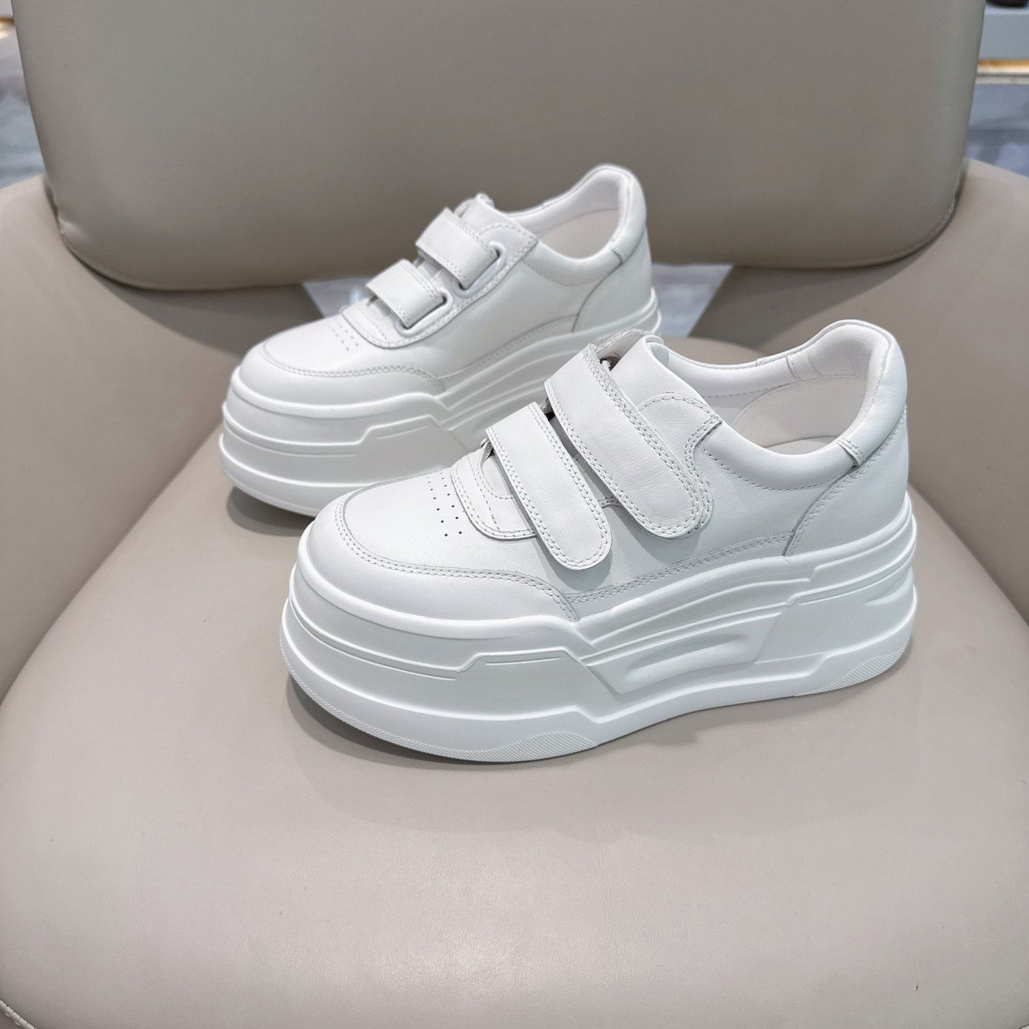 欧货真皮小白鞋女2026新款欧洲站魔术贴小个子白色增高厚底松糕鞋