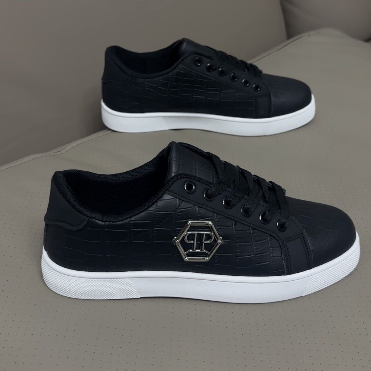 黑色鞋欧洲站2026春季新款感男士休闲透气简约皮鞋男款板鞋男鞋子