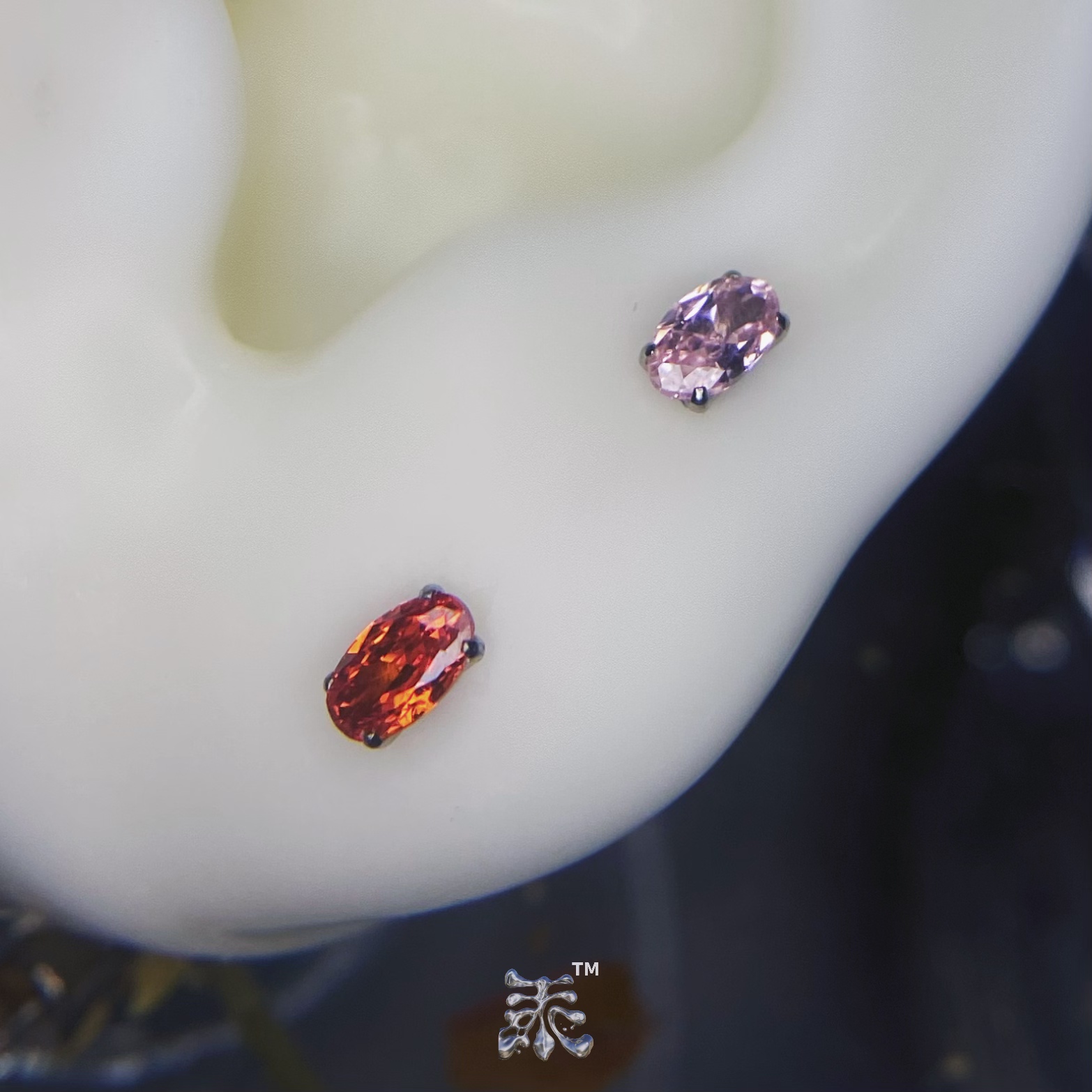 粉红世家3*5mm蛋形椭圆锆石耳钉