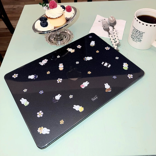 Shesell「兔兔米菲」适用于MacBook苹果pro保护壳黑满天星air保护套原创插画M4M5防磕碰小众原创设计