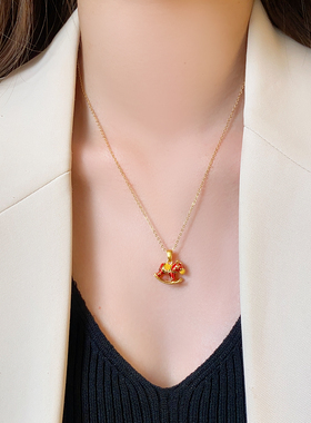 轻奢高级感气质金色木马吊坠项链