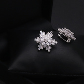 MEILAIFUREN 固定小别针扣领口配饰迷你立体水晶雪花小领针胸针