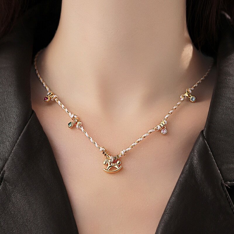 MEILAIFUREN高端定制金色小马吊坠彩色锆石编织绳串珠项链秋冬