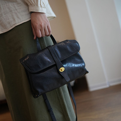 鹿小姐植鞣牛皮复古通勤邮差包