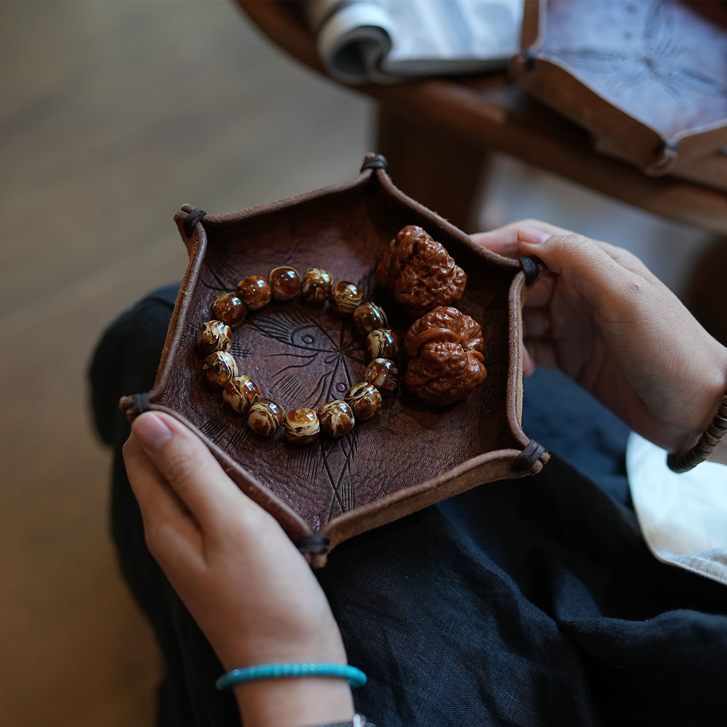 手工雕花植鞣牛皮复古玄关钥匙文玩首饰手表收纳皮盘真皮醒草盘,收纳整理,收纳盘,淘宝优惠券,粉丝福利购,淘宝优惠卷
