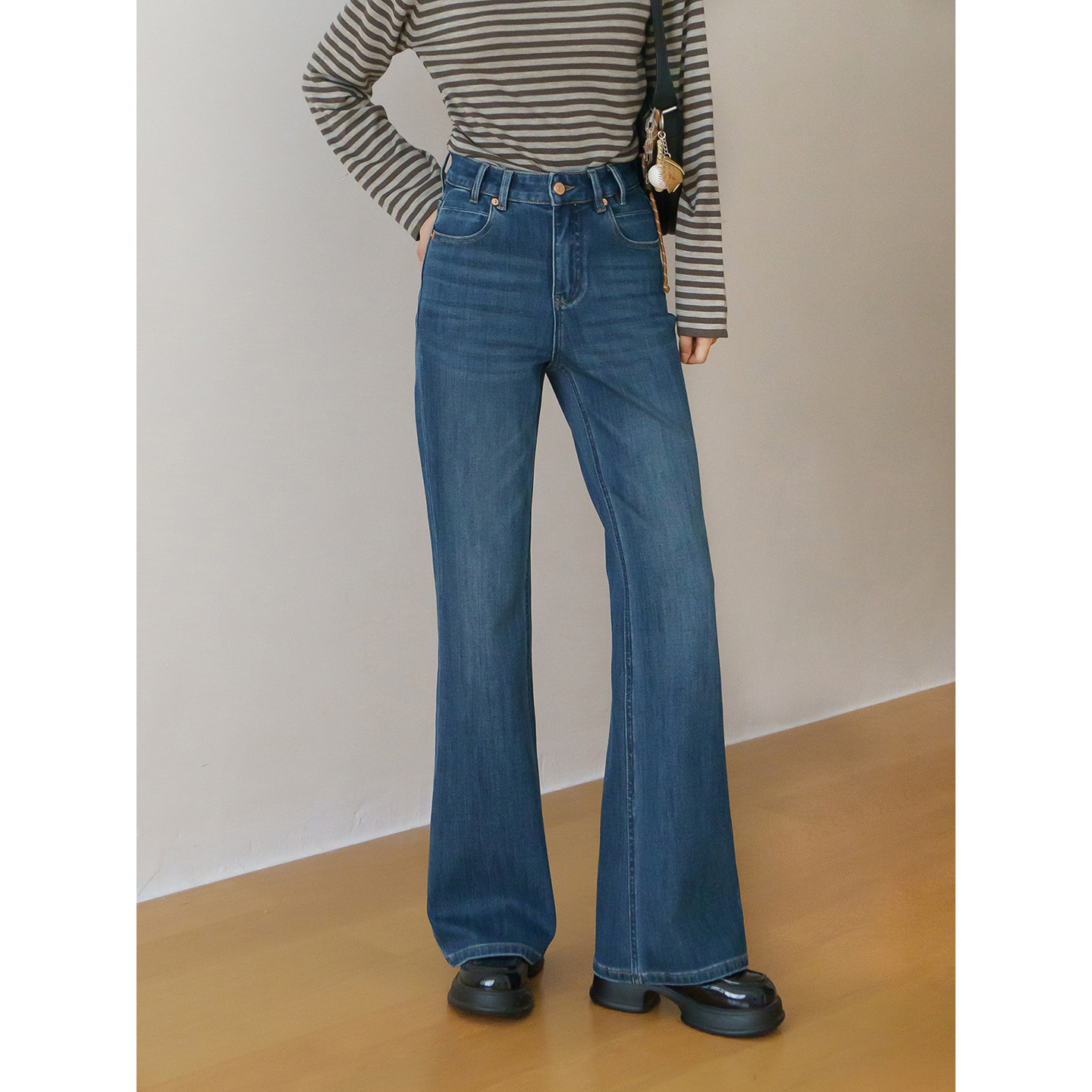 高腰弹力显瘦微喇牛仔裤