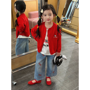 韩版女童红色针织开衫套装2026春装新款儿童洋气卡通牛仔裤两件套