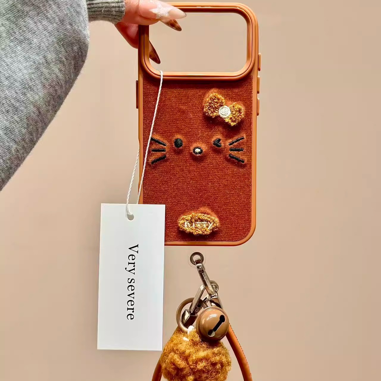 秋冬绒布棕底刺绣大脸猫咪手绳适用苹果17promax手机壳iphone16新款15pro女款14pm全包保护壳