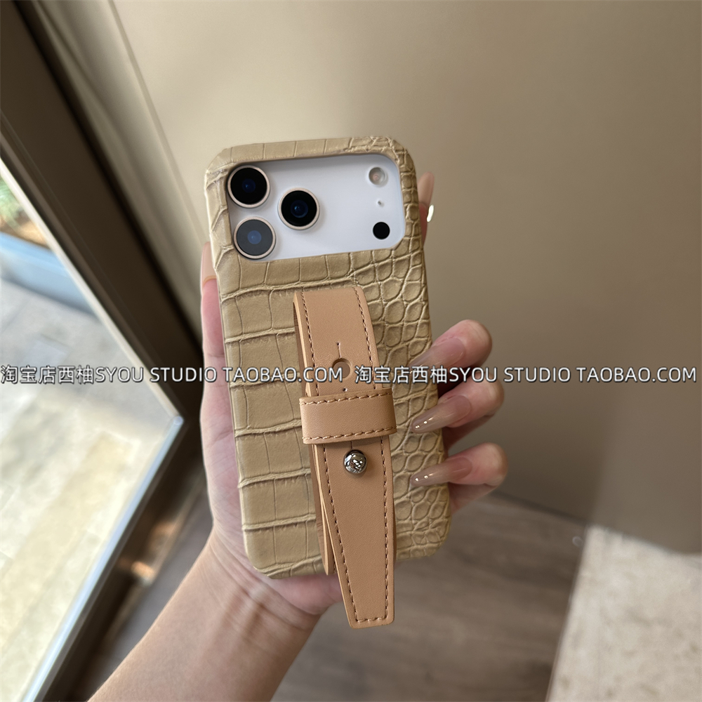 适用苹果17promax手机壳iPhone16Pro保护套15新款原创设计卡其皮质豆豆钉灰皮腕带轻奢贵气小众女生手腕外壳