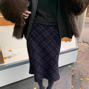 2025秋冬新款复古格纹薄毛呢小鱼尾裙修身显瘦包臀裙中裙半身裙