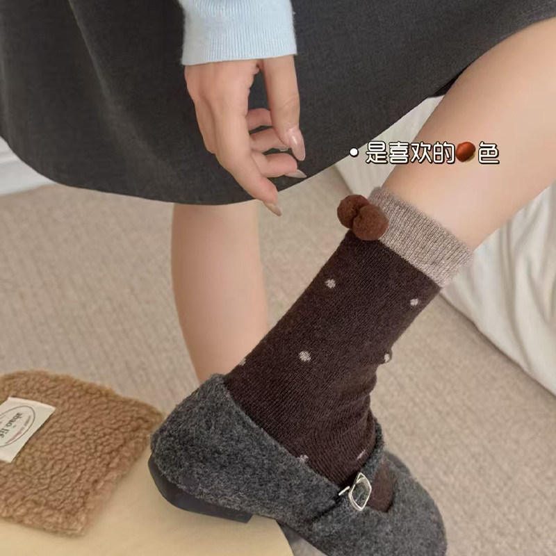 栗子冬天“无骨绵羊毛加厚撞色点点毛球球ins风复古棕色系中筒袜