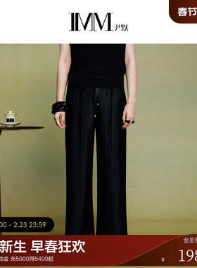 IMM尹默2025年夏柔光缎面材质肌理感压褶休闲直筒阔腿长裤女