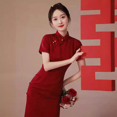 服旗袍酒红色小个子订婚新娘结婚