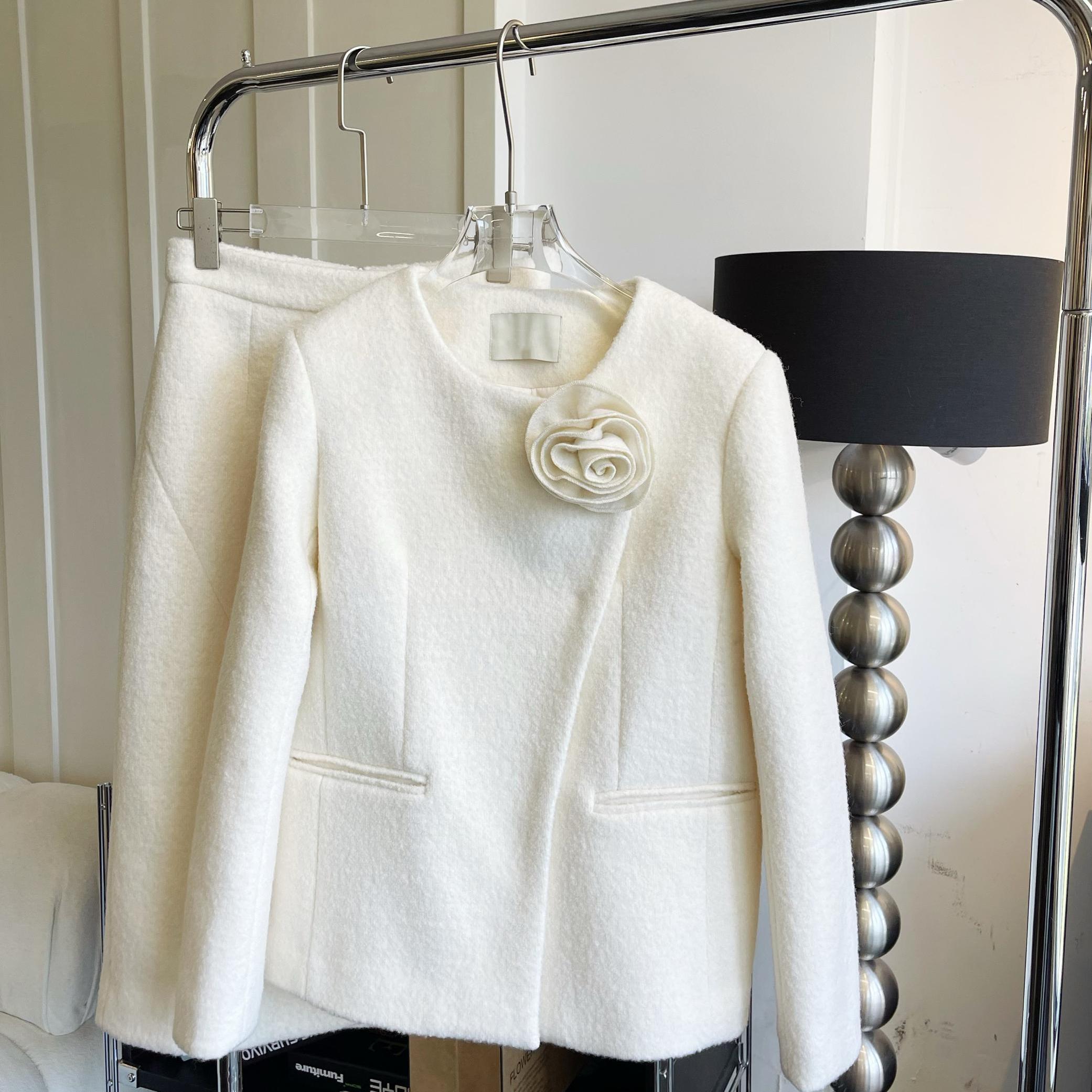 le rouge周美美 All white立体手工花羊毛单面呢夹棉外套半裙套装