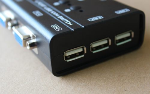 1套键盘、鼠标、显示器控制4台电脑；按键切换，支持热机插拨，适用证券市场、教育等多种行业，kvm切换器4口 usb显示器vga电脑切换器4进1出共享器