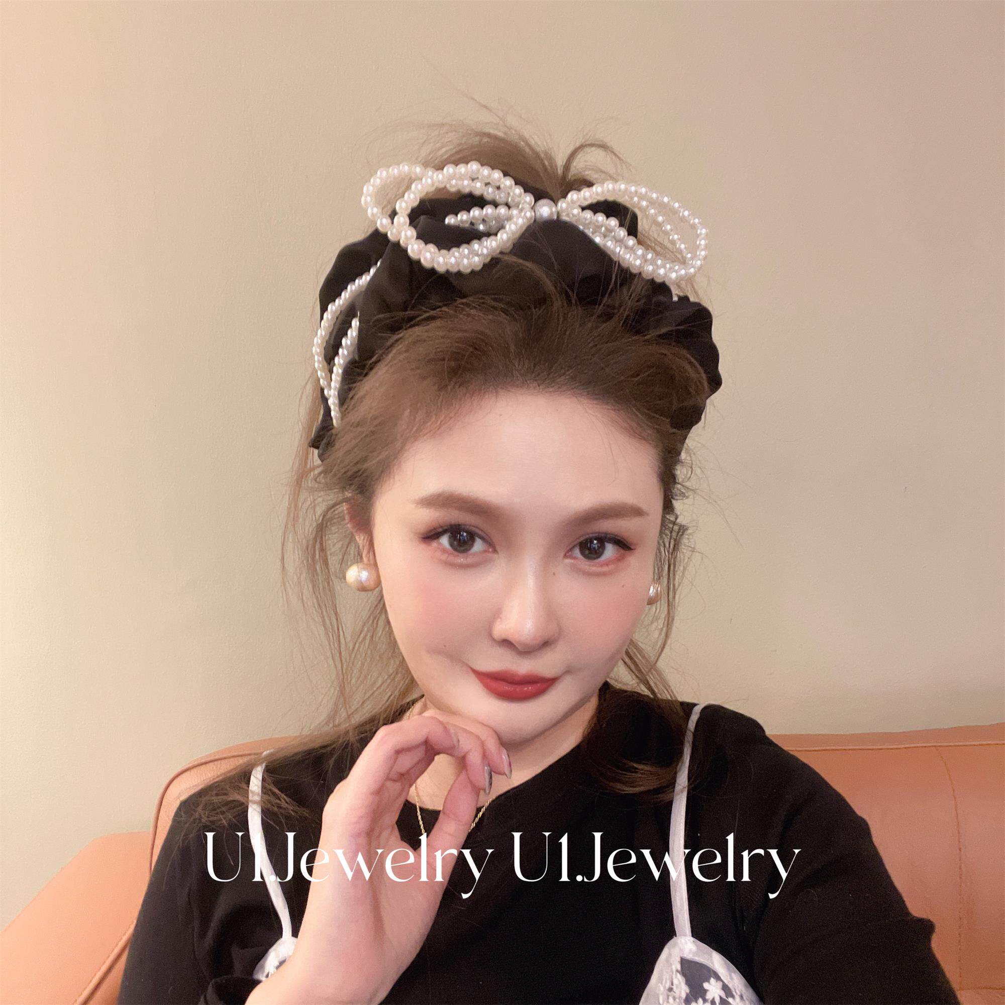 优依家新款 白色温柔珍珠蝴蝶结配黑色褶皱宽版发箍 高级好看发卡