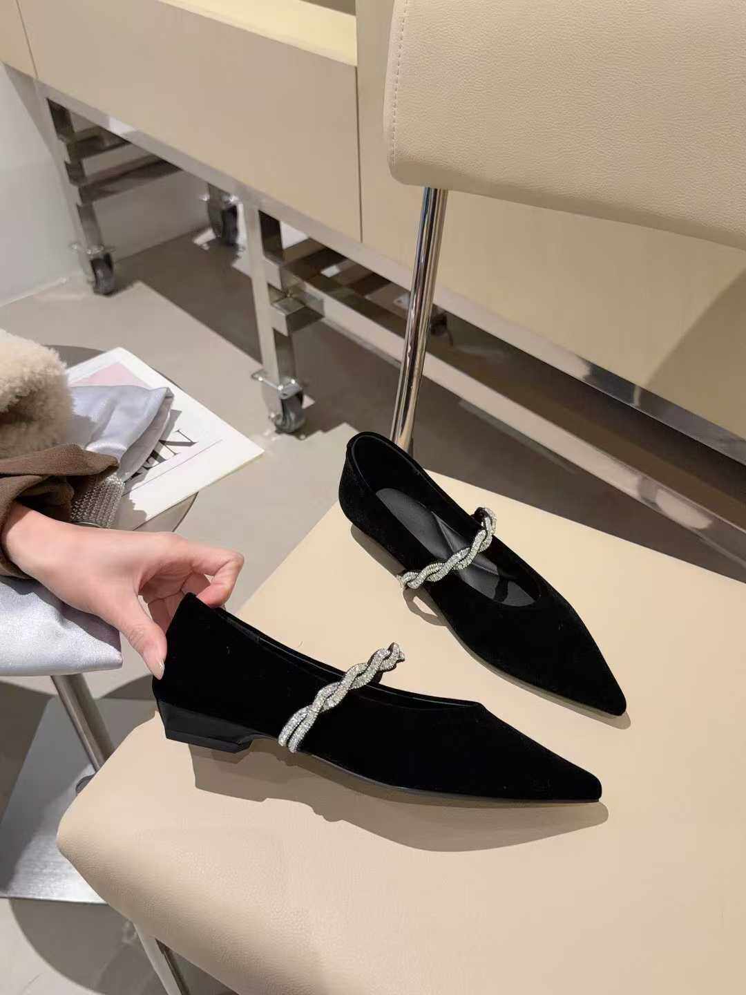 茵茵家2026春秋季法式低跟水钻高级感单鞋女百搭一字扣尖头平底鞋