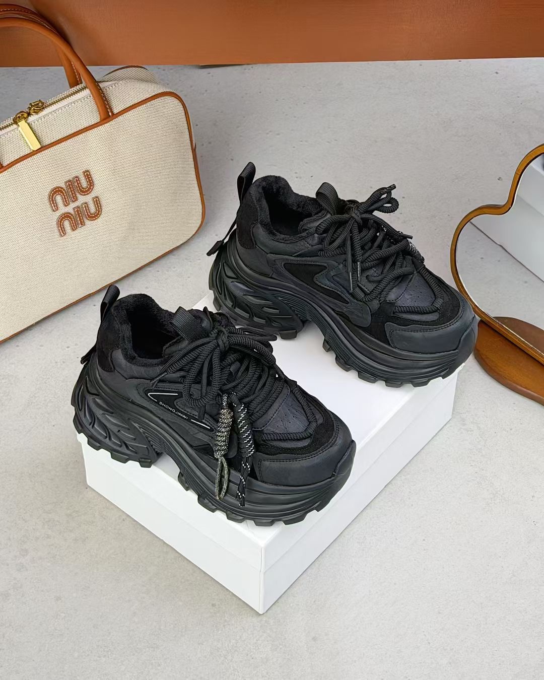 茵茵家2025秋冬欧洲站真皮厚底增高加绒保暖老爹鞋女休闲运动鞋潮