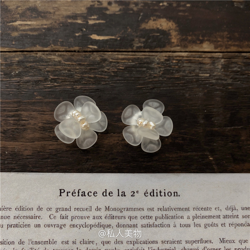私人美物小众设计甜美气质超仙磨砂白色山茶花香奶奶925耳钉耳夹