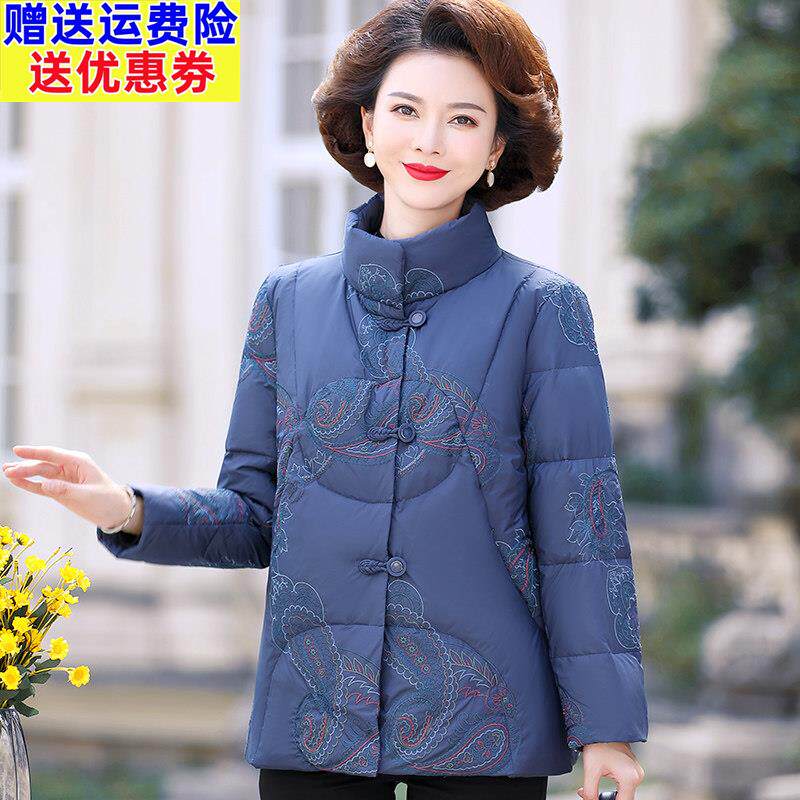 中老年妈妈冬装羽绒服外套女保暖绣花上衣2021新款复古风短款外搭