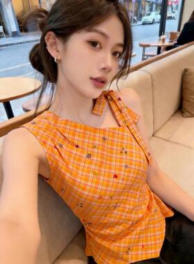 多巴胺风橙色格纹蝴蝶结斜肩背心女夏外穿超好看辣妹掐腰无袖上衣