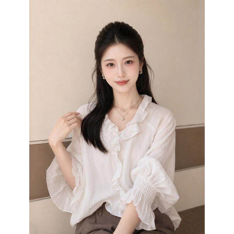 温柔风木耳边v领长袖衬衫