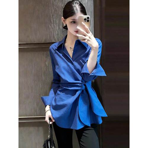 蓝色翻领收腰绑带衬衫