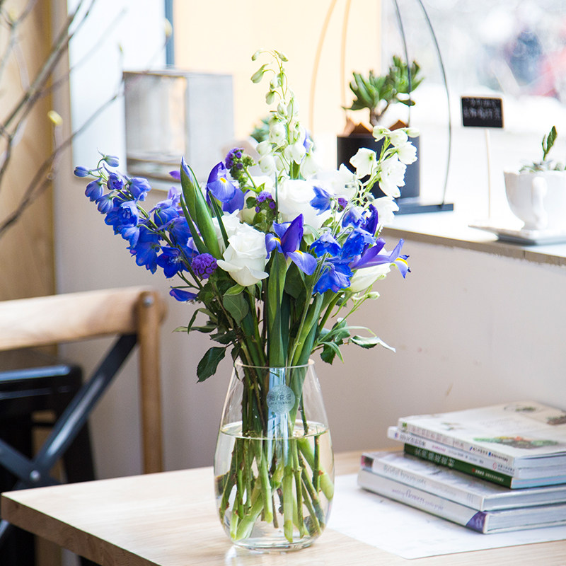 蓝色混搭花束白玫瑰飞燕草鸢尾鲜花速递同城北京瓶花文艺小清新
