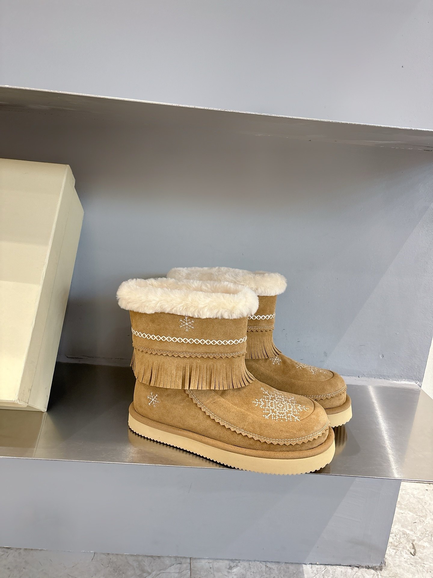 厚底短筒雪地靴流苏刺绣羊毛毛靴