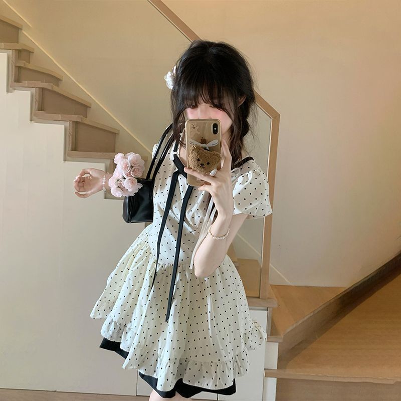 独特漂亮泡泡袖波点连衣