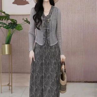 长袖高档薄款两件套连衣裙女2026春秋新款妈妈时尚碎花吊带裙套装