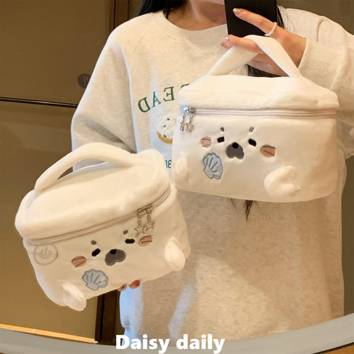 可爱小海豹毛绒绒收纳包高颜值大容量化妆包女生旅行便携外出收纳