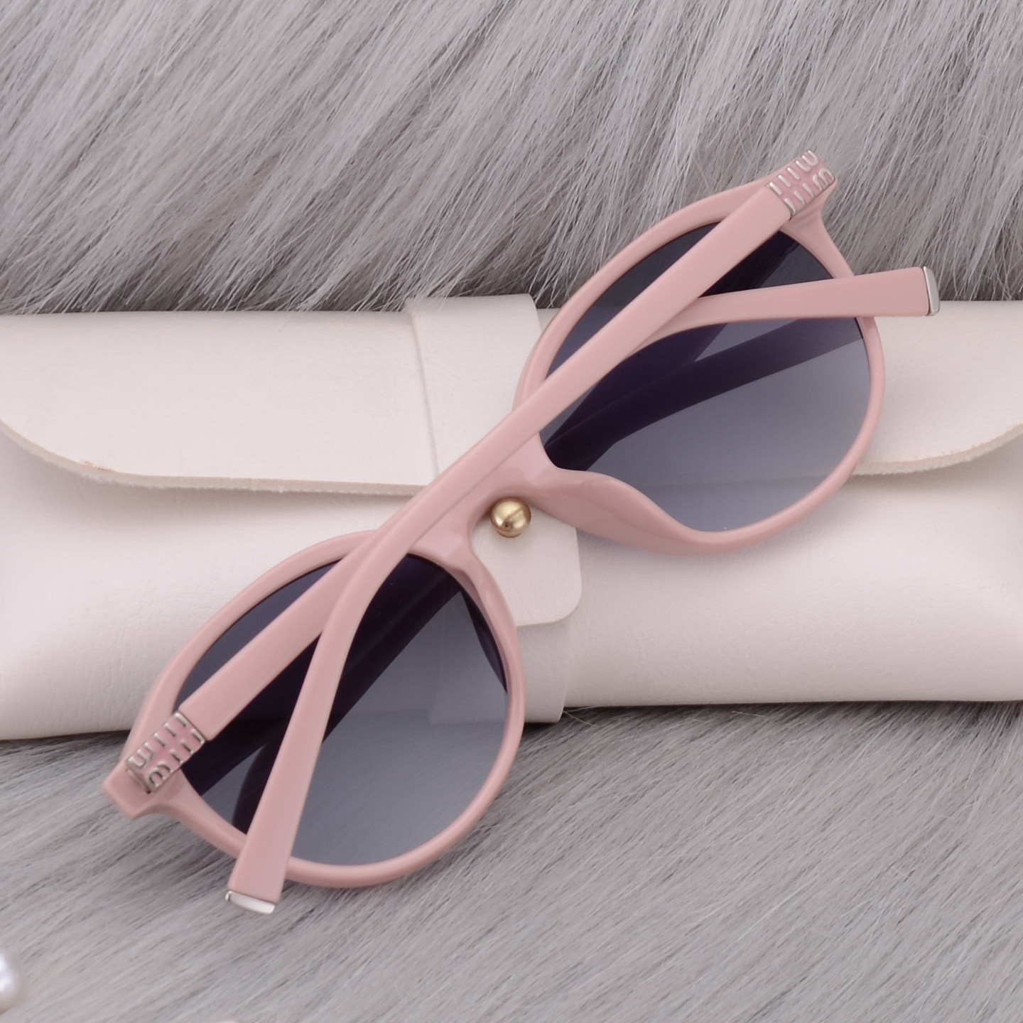 粉色墨镜女潮韩版圆形小脸字母偏光太阳镜高级ins百搭开车眼镜轻