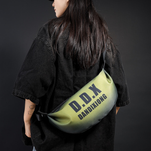 潮牌包包女2025新款 单肩包骑行包运动胸包斜挎饺子包男 百搭个性