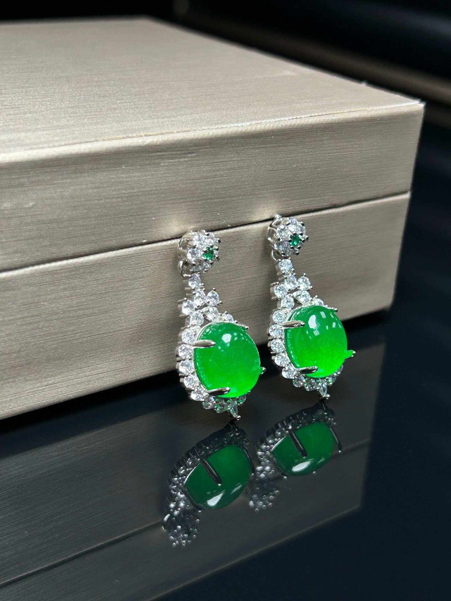 缅甸翡翠色冰种阳绿蛋面镶嵌款耳钉耳坠帝王绿冰绿色耳环女款耳饰