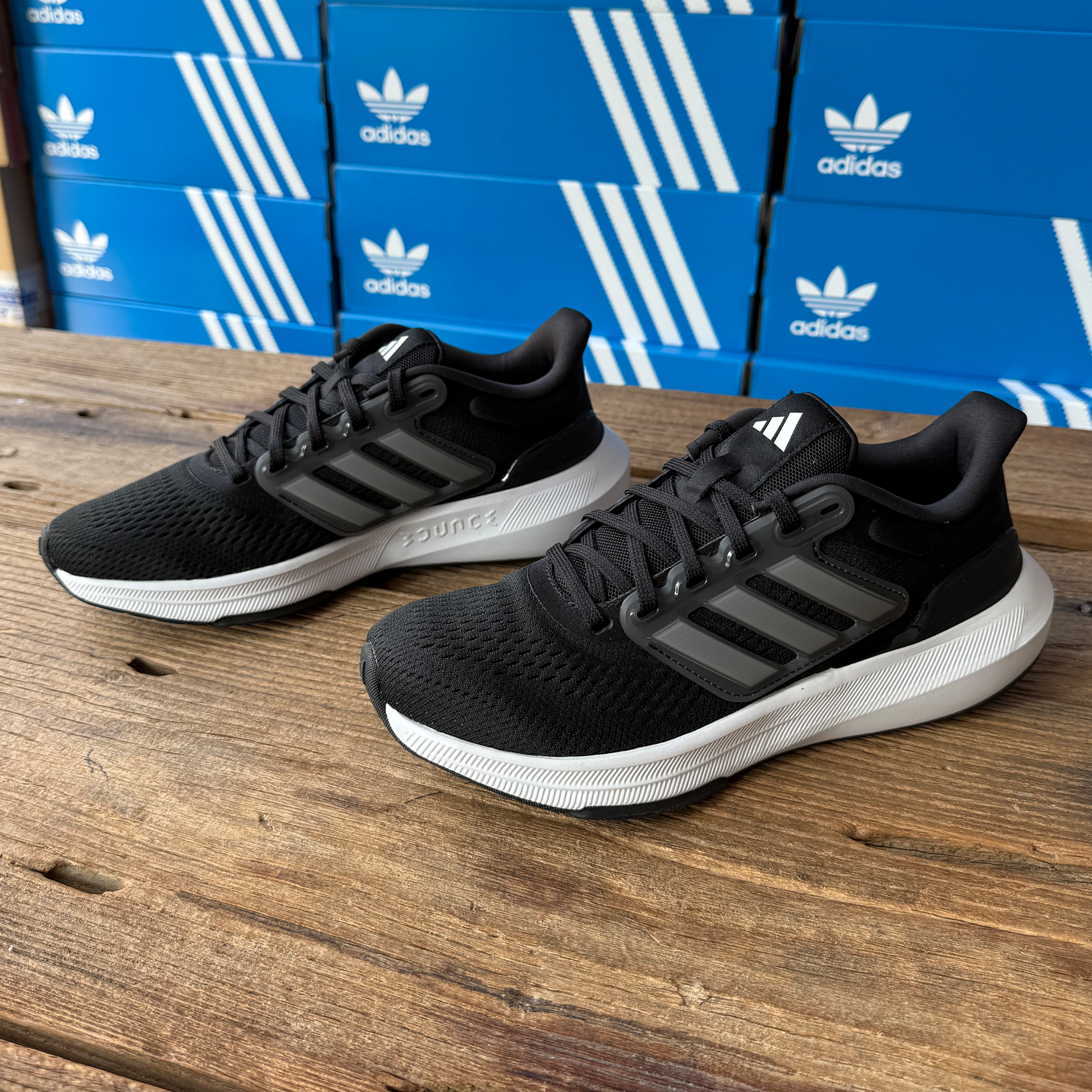 Adidas男女款耐磨透气运动鞋