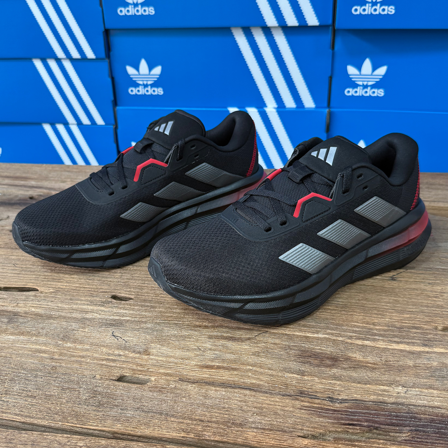 Adidas透气防滑耐磨休闲运动鞋