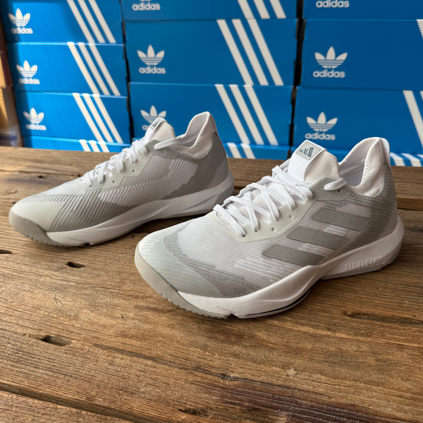 Adidas男款防滑耐磨透气运动鞋