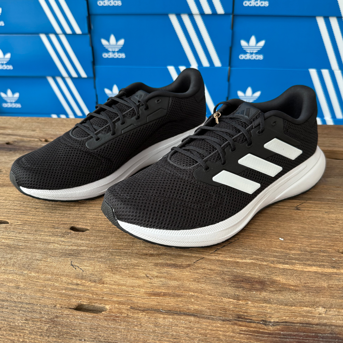 阿迪达斯女子缓震透气跑步鞋