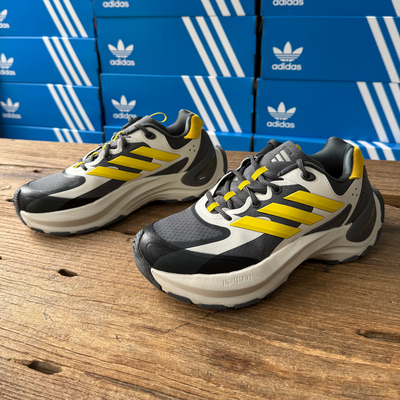 Adidas防滑耐磨透气运动鞋