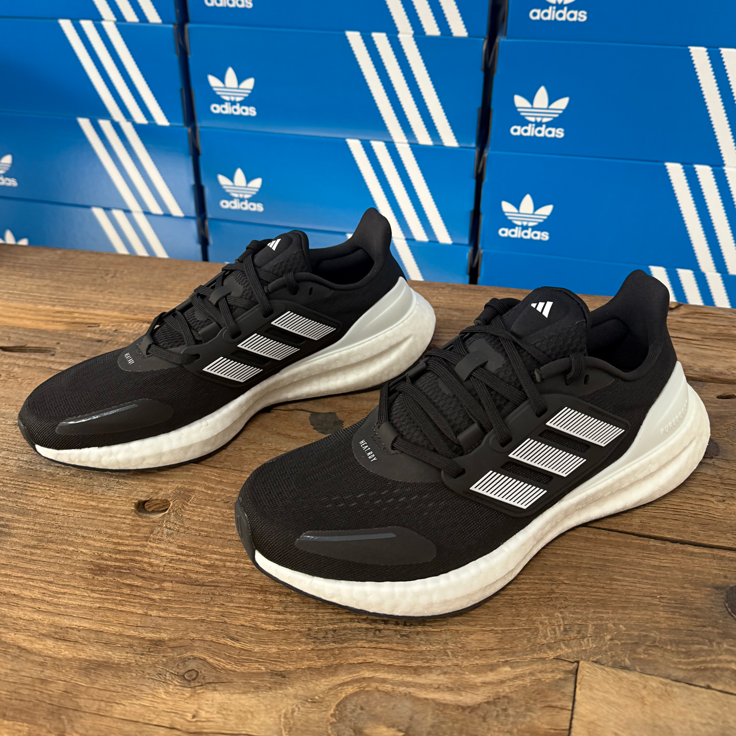 Adidas男女款防滑耐磨透气运动鞋