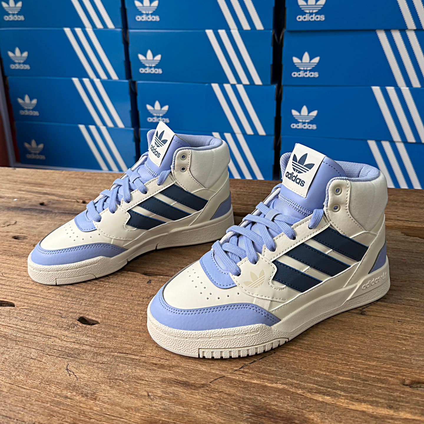 Adidas阿迪达斯女款休闲运动鞋