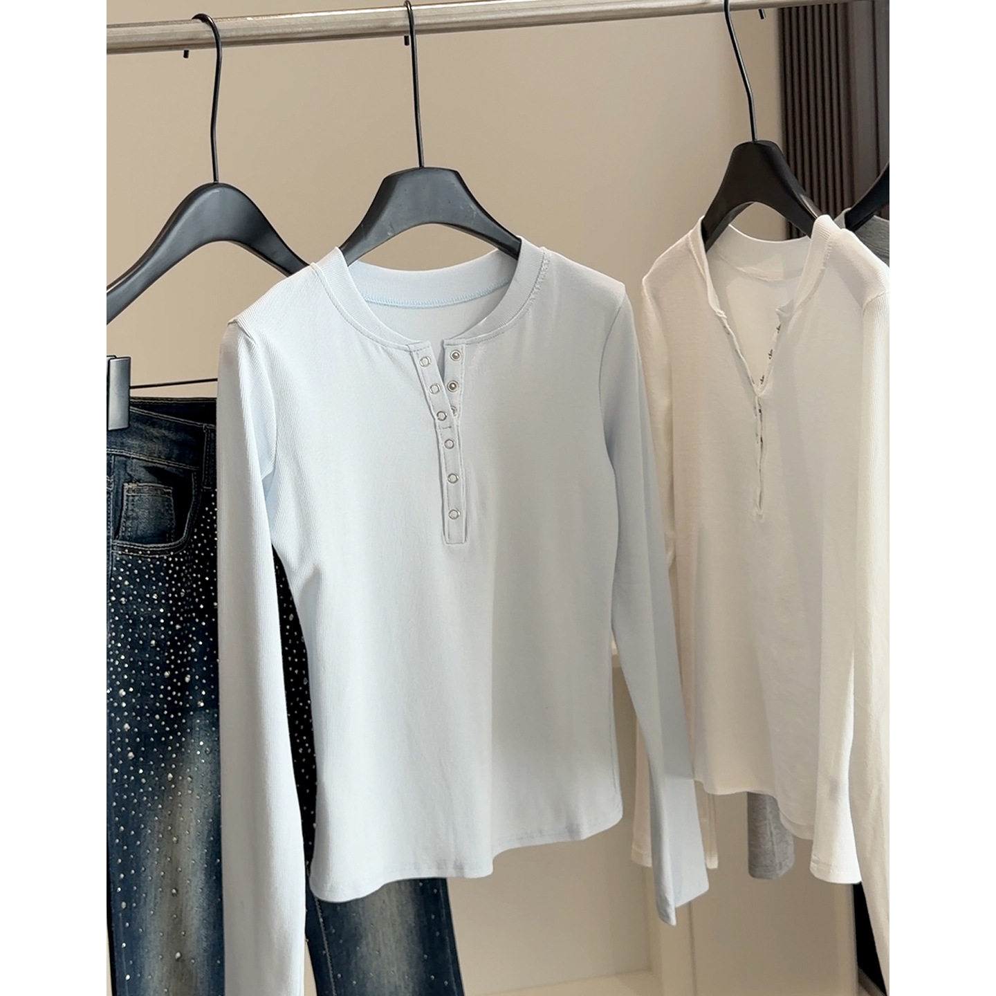 半开领纽扣正肩螺纹刺绣T恤女2026春季显瘦百搭长袖休闲打底上衣,女装/女士精品,毛针织衫,淘宝优惠券,粉丝福利购,淘宝优惠卷