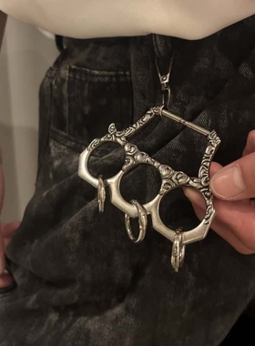 PAPR 藤蔓指虎钥匙扣 古银色电镀做旧 立体纹样